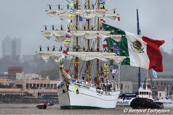 Le Cuauhtemoc à Bordeaux avec marins sur les vergues et drapeau Mexicain au vent | Photo Bernard Tocheport