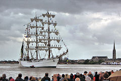 Public nombreux sur les quais de Bordeaux pour accueillir le Cuauhtemoc | Photo Bernard Tocheport