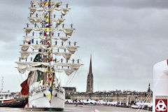 Le Cuauhtemoc arrive à Bordeaux pour la fête du fleuve | Photo Bernard Tocheport