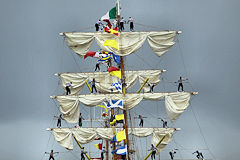 Les marins du Cuauhtemoc debout sur les vergues pour l'arrivée à Bordeaux | Photo Bernard Tocheport