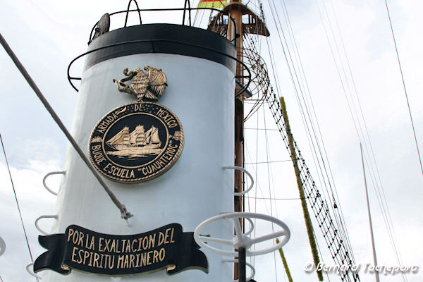 Cheminée du Cuauhtemoc exhaltant les valeurs de la marine du Mexique | Photo Bernard Tocheport