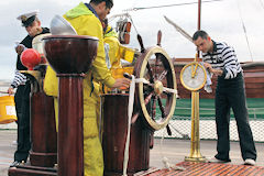 Cuauhtemoc nettoyage collectif pour le 3 mâts barque du Mexique à Bordeaux | Photo Bernard Tocheport