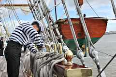 Marin faisant briller les cuivres sur le Cuauhtemoc à Bordeaux | Photo Bernard Tocheport