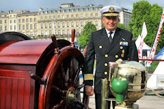 Cuauhtemoc le commandant sur le pont devant les quais de  Bordeaux | Photo Bernard Tocheport