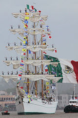 Marins du Cuauhtemoc debouts sur les vergues pour l'arrivée à Bordeaux | Photo Bernard Tocheport