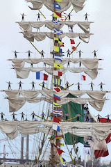 Bordeaux alignement des marins du Cuauhtemoc sur les vergues | Photo Bernard Tocheport