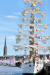 Bordeaux le Cuauhtemoc devant les voiliers de la Solitaire du Figaro | Photo Bernard Tocheport