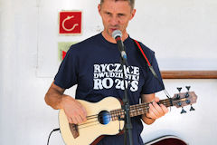 Chanteur et musicien du groupe Ryczące Dwudziestki sur le Dar Mlodziezy à Bordeaux | Photo Bernard Tocheport