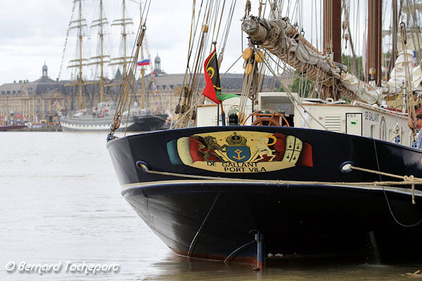 De Gallant Goélette deux mâts devant le Kruzenshtern à Bordeaux | Photo Bernard Tocheport