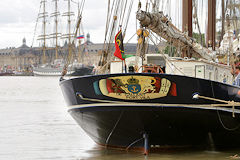 De Gallant Goélette deux mâts devant le Kruzenshtern à Bordeaux | Photo Bernard Tocheport