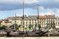 El Galéon amarré aux quais de Bordeaux pendant la Fête du Vin | Photo Bernard Tocheport