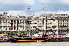 Etoile du Roy Frégate devant les façades des quais à  Bordeaux | Photo Bernard Tocheport