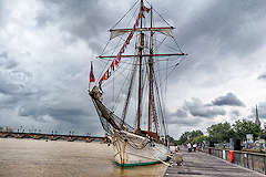 Etoile goélette Marine Nationale au ponton d'honneur à Bordeaux | Photo Bernard Tocheport