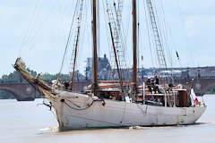 Etoile goélette Marine Nationale sur la Garonne à Bordeaux | Photo Bernard Tocheport