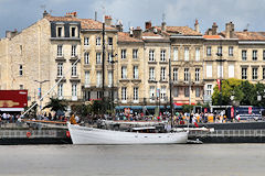 Etoile Molène devant les façades des quais de Bordeaux | Photo Bernard Tocheport