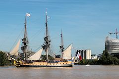 Passage de la frégate Hermione devant la Cité du Vin à Bordeaux  -  photo 33-bordeaux.com