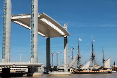 L'Hermione franchit le pont Chaban Delmas à Bordeaux -  photo 33-bordeaux.com