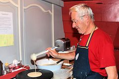 Fabrication de crèpes en cuisine sur l'Hermione -  photo 33-bordeaux.com