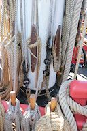 Cordages rangés au pied d'un mât de l'Hermione | photo 33-bordeaux.com