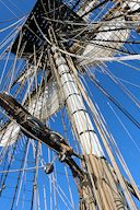 Mat et voile repliée sur l'Hermione | photo 33-bordeaux.com