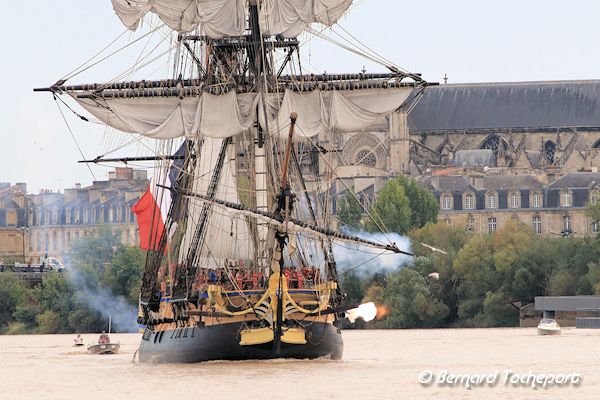 Coups de canon lors du départ de l'Hermione à Bordeaux | Photo Bernard Tocheport