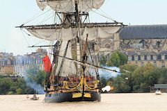 Coups de canon lors du départ de l'Hermione à Bordeaux -  photo 33-bordeaux.com