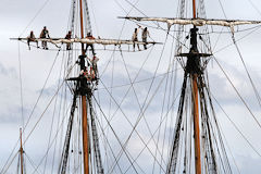 Marins sur les mâts de l'Hermione pour son entrée à Bordeaux | Photo Bernard Tocheport