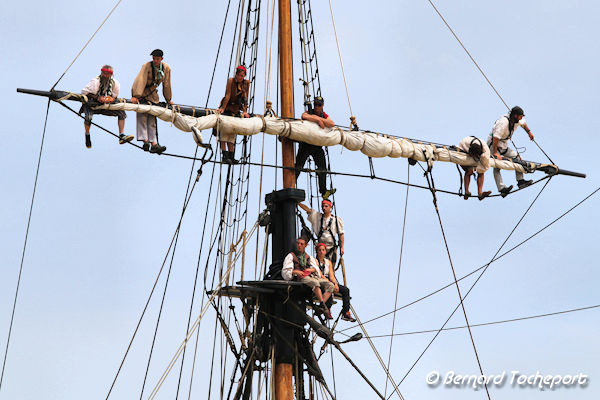 Bordeaux marins installés sur les mâts de l'Hermione | Photo Bernard Tocheport