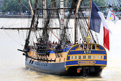 Poupe de la frégate Hermione lors de son arrivée à Bordeaux | Photo Bernard Tocheport