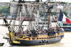 Hermione prête pour accoster à Bordeaux | Photo Bernard Tocheport