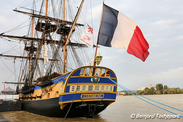 Bordeaux : drapeau tricolore flottant à la proue de l'Hermione | Photo Bernard Tocheport
