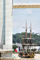 Bordeaux passage de l'Hermione au pont Chaban Delmas | Photo Bernard Tocheport