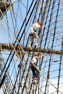 Bordeaux marins de l'Hermione grimpant sur les mâts | Photo Bernard Tocheport