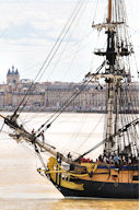 L'Hermione face aux quais de Bordeaux | Photo Bernard Tocheport