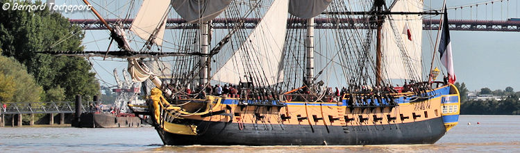 Hermione à Bordeaux devant le pont d'Aquitaine | Photo Bernard Tocheport