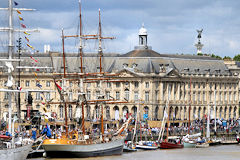 Kaskelot et voiliers devant les façades de la bourse à Bordeaux | Photo Bernard Tocheport