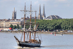 Le trois mâts Kaskelot naviguant sur la Garonne à Bordeaux | Photo Bernard Tocheport