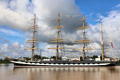 Reflets des faux sabords du Kruzenshtern sur la Garonne | Photo Bernard Tocheport