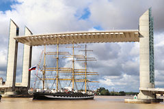 Le Kruzenshtern franchissant le pont levant Chaban Delmas à Bordeaux | Photo Bernard Tocheport