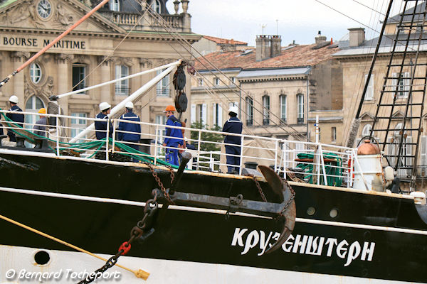 Marins du Kruzenshtern face à la Bourse Maritime de Bordeaux | Photo Bernard Tocheport