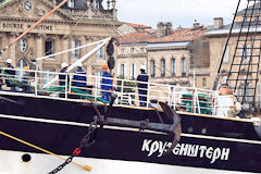 Marins du Kruzenshtern face à la Bourse Maritime de Bordeaux | Photo Bernard Tocheport