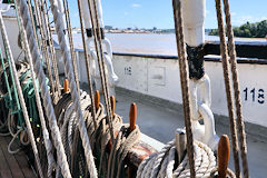 Sur le pont du Kruzenshtern perspective sur la Garonne à Bordeaux | Photo Bernard Tocheport