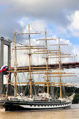 Arrivant à Bordeaux le Kruzenshtern franchit le pont d'Aquitaine | Photo Bernard Tocheport