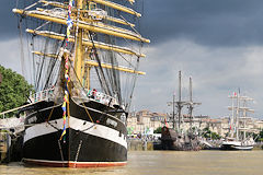 4 mâts Kruzenchtern à Bordeaux devant El Galéon et Belem | Photo Bernard Tocheport