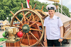 Marin devant la barre du Kruzenchtern à Bordeaux | Photo Bernard Tocheport