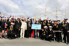Bordeaux les marins réunis devant les 4 mâts du Kruzenchtern | Photo Bernard Tocheport