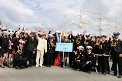 Bordeaux les marins du Kruzenchtern place des Quinconces | Photo Bernard Tocheport