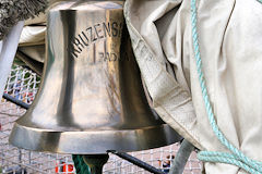 Padua ancien nom du Kruzenchtern gravé sur la cloche | Photo Bernard Tocheport