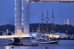 Le 4 mâts Kruzenchtern franchit le pont Chaban Delmas à Bordeaux | Photo Bernard Tocheport