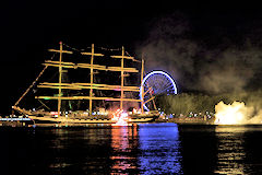 Spectacle pyrotechnique devant le Kruzenchtern à Bordeaux | Photo Bernard Tocheport